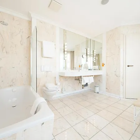 Bayerischer Hof Hotel 4*