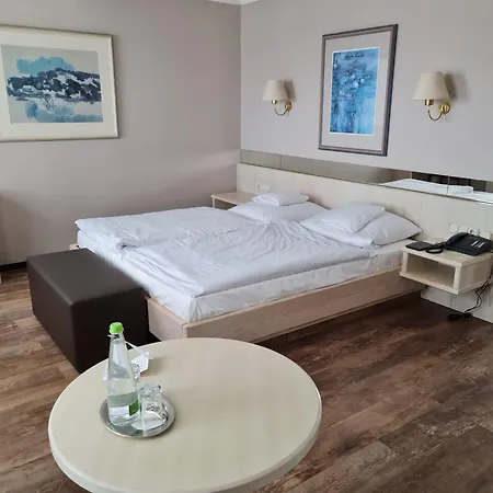 Bayerischer Hof Hotel 4*
