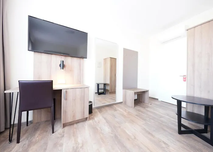 Bayerischer Hof Hotel 4*