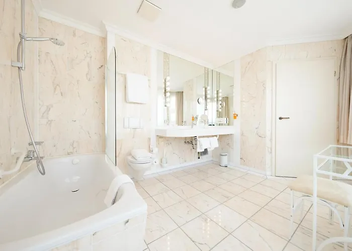 Bayerischer Hof Hotel 4*